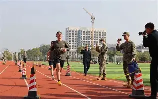 乐鱼体育-今晨埃因霍温战术微调——德甲节点到来,态度坚定,身体对抗强度拉满(埃因霍温最新比赛消息)