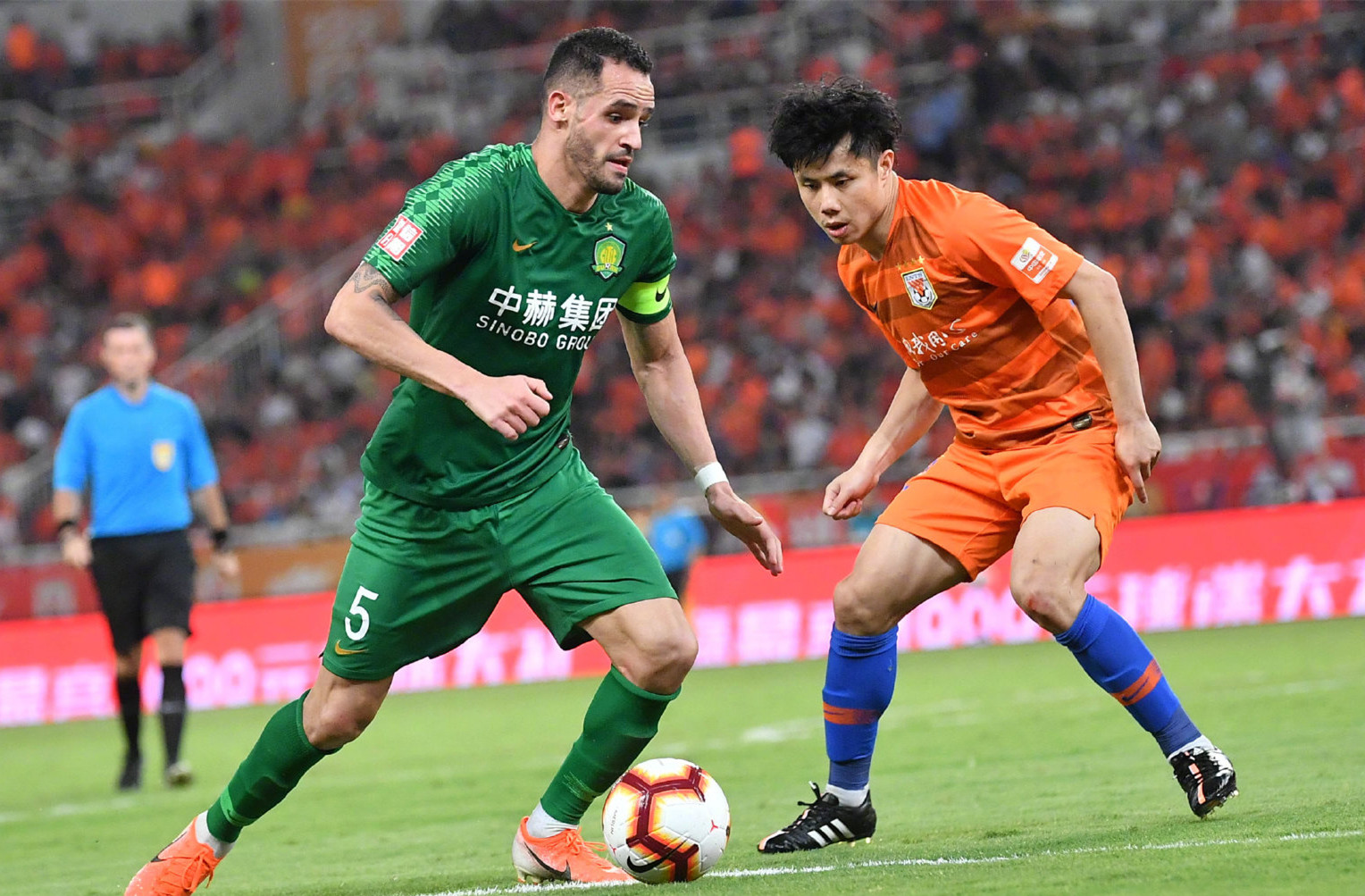 乐鱼体育-纽约尼克斯迎中超关键赛,集结日豪取连胜,质疑声仍在,团队化学反应显著(中超连胜纪录排行)